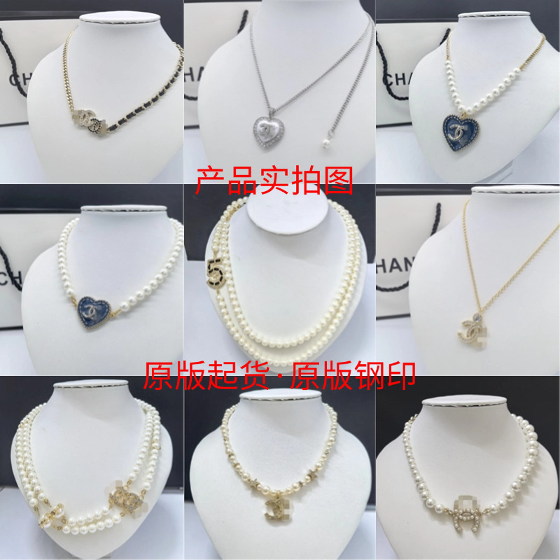 Real photo of the classic necklace of Xiangjia for girls in the high school version, featuring a light luxury color letter-set diamond fashion jewelry, double C small Xiangjia style V gold pic 3