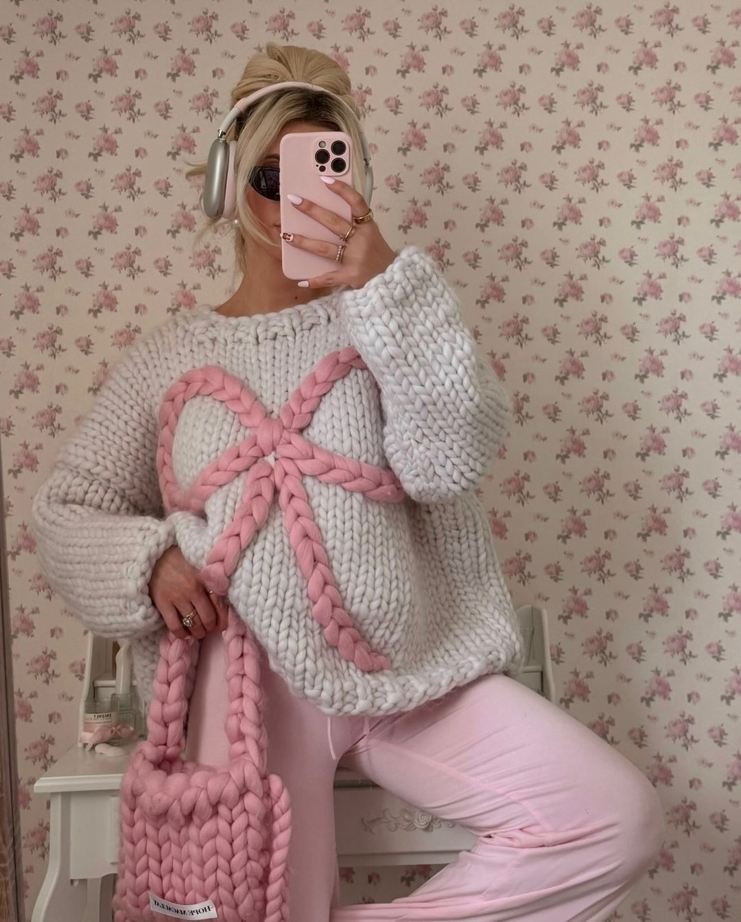 2025 Foreign trade Europe and America Autumn and winter sweater for women, Amazon cross-border loose round-neck hand-cranked embroidered bow pullover pic 10