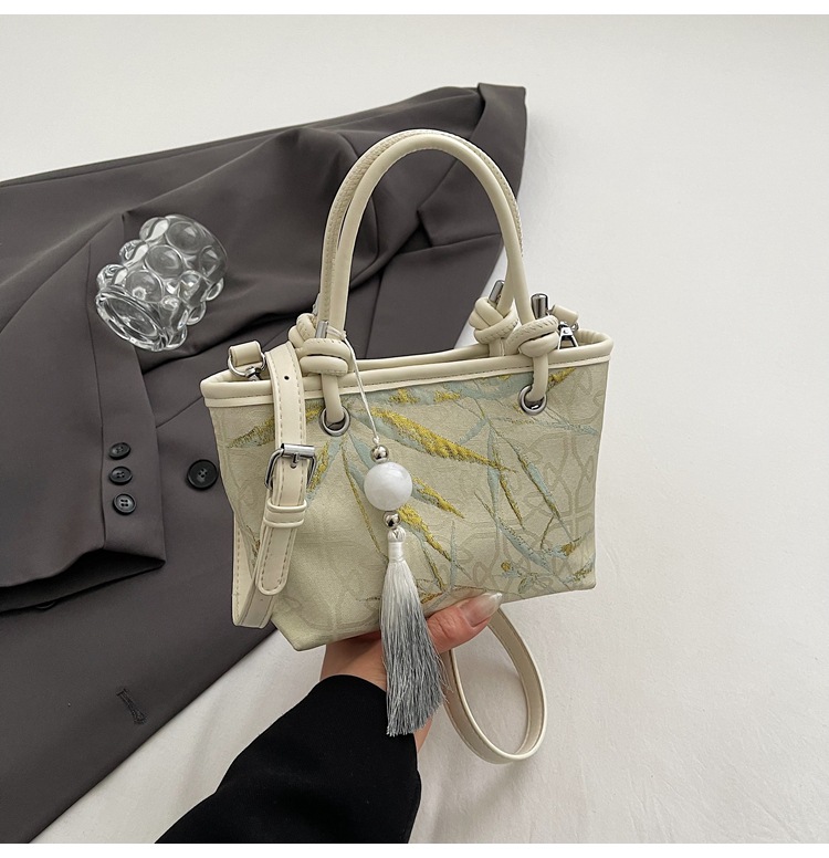 手拎新国潮式刺绣包包女2025春夏新款国风绣花时尚水桶包百搭斜挎包详情21