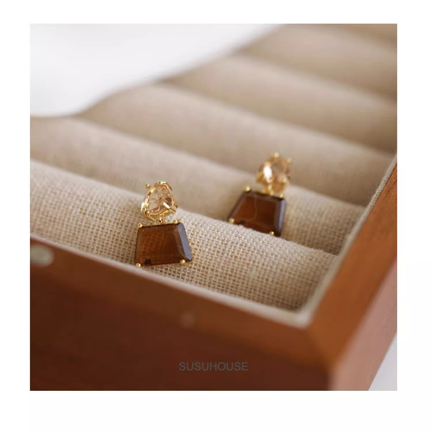 Coffee-colored mosquito repellent coil ear clips, no ear holes, high-end feel, niche painless earrings for women, commuting clip ear studs, new spring and summer style pic 4