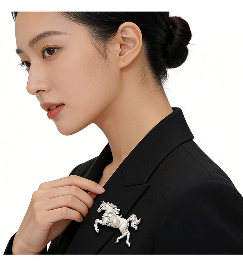 Hyacinth caballo a gongcheng temperamento de moda cepillado grueso plata corcel broche mujer personalidad traje pin en vivo burst estilo accesorios pic 8