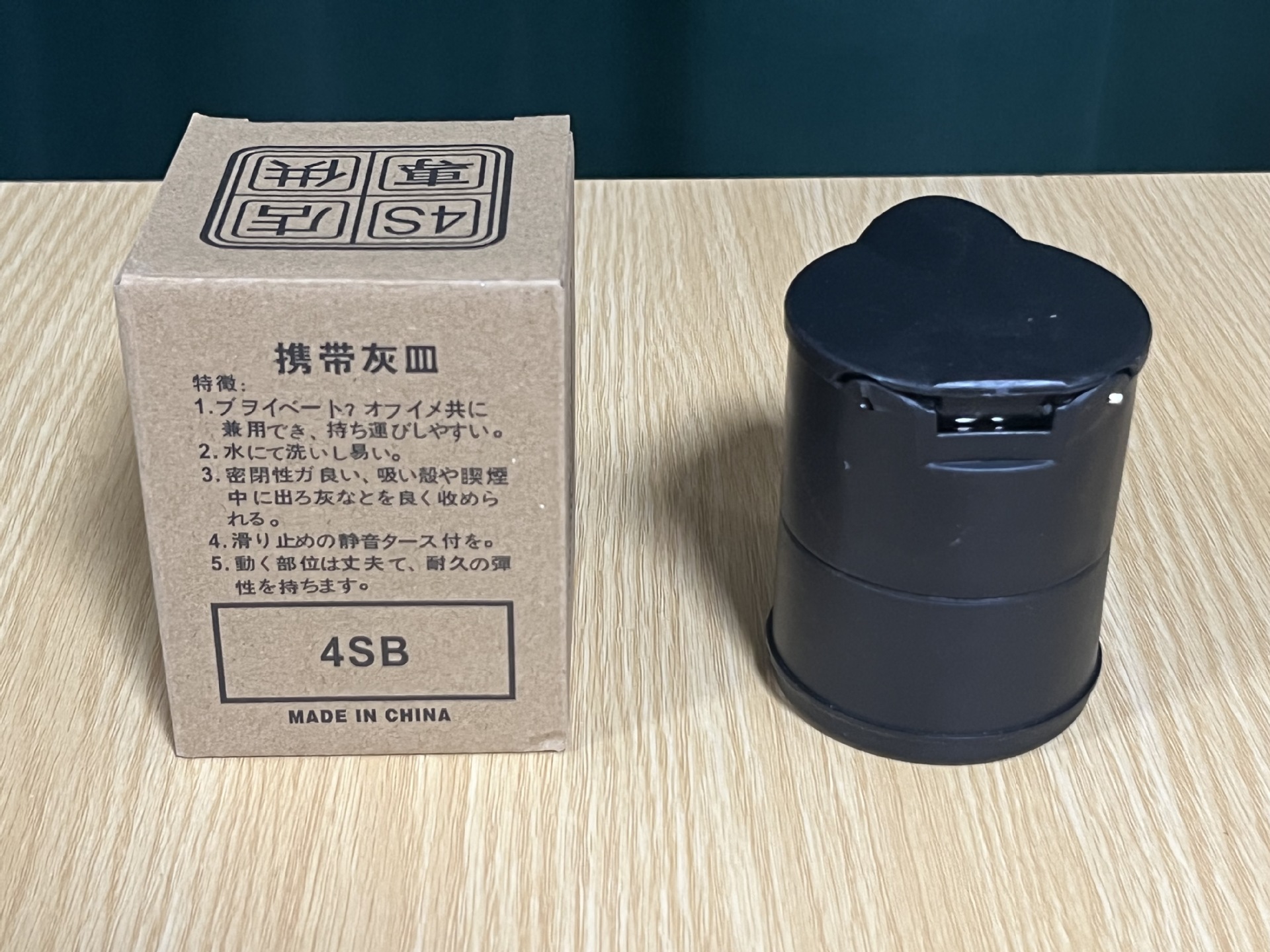 车载烟灰缸汽车4S店防火阻燃多功能带盖烟灰缸自动led灯汽车用品详情5