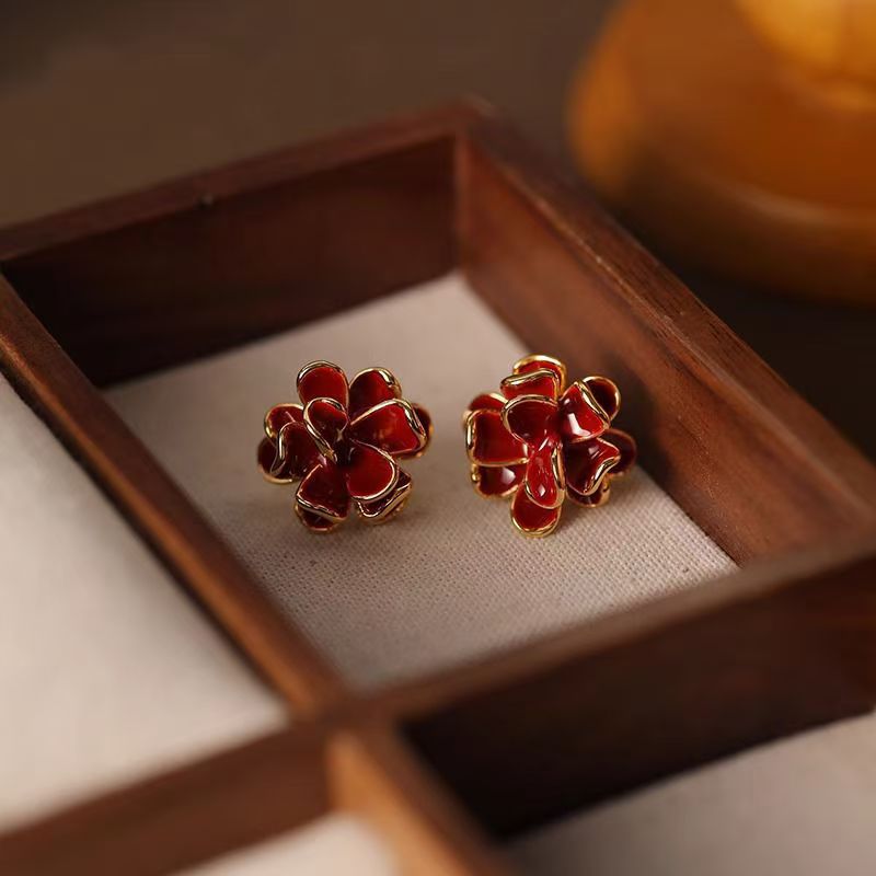 Unique wine-red flower stud earrings for women 2024 new stylish autumn and winter French niche design earrings pic 5