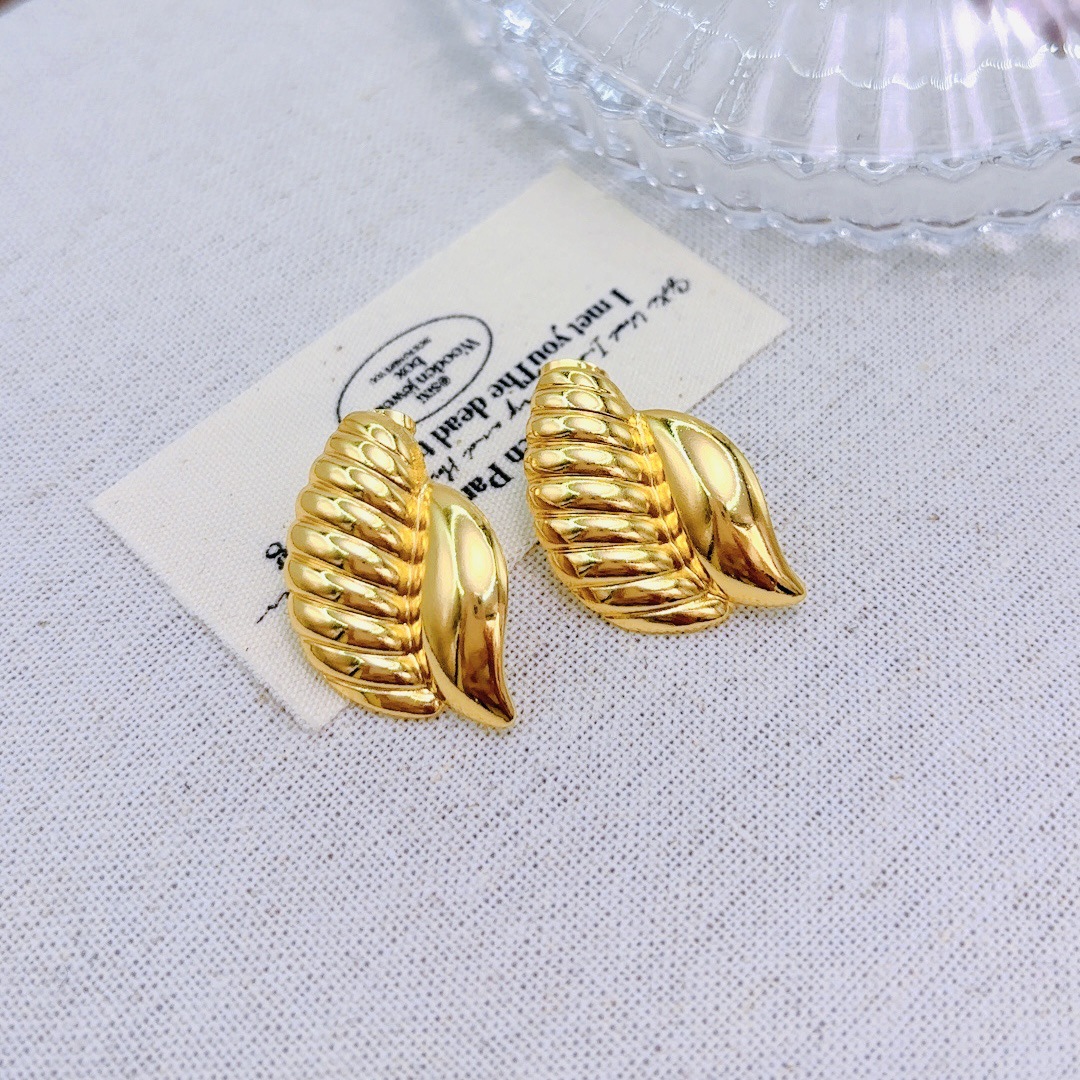 2024 Cross-border bestsellers: Fashionable and versatile, light luxury style, heart-shaped stud earrings, high-end ins style, internet-famous style, elegant pic 10