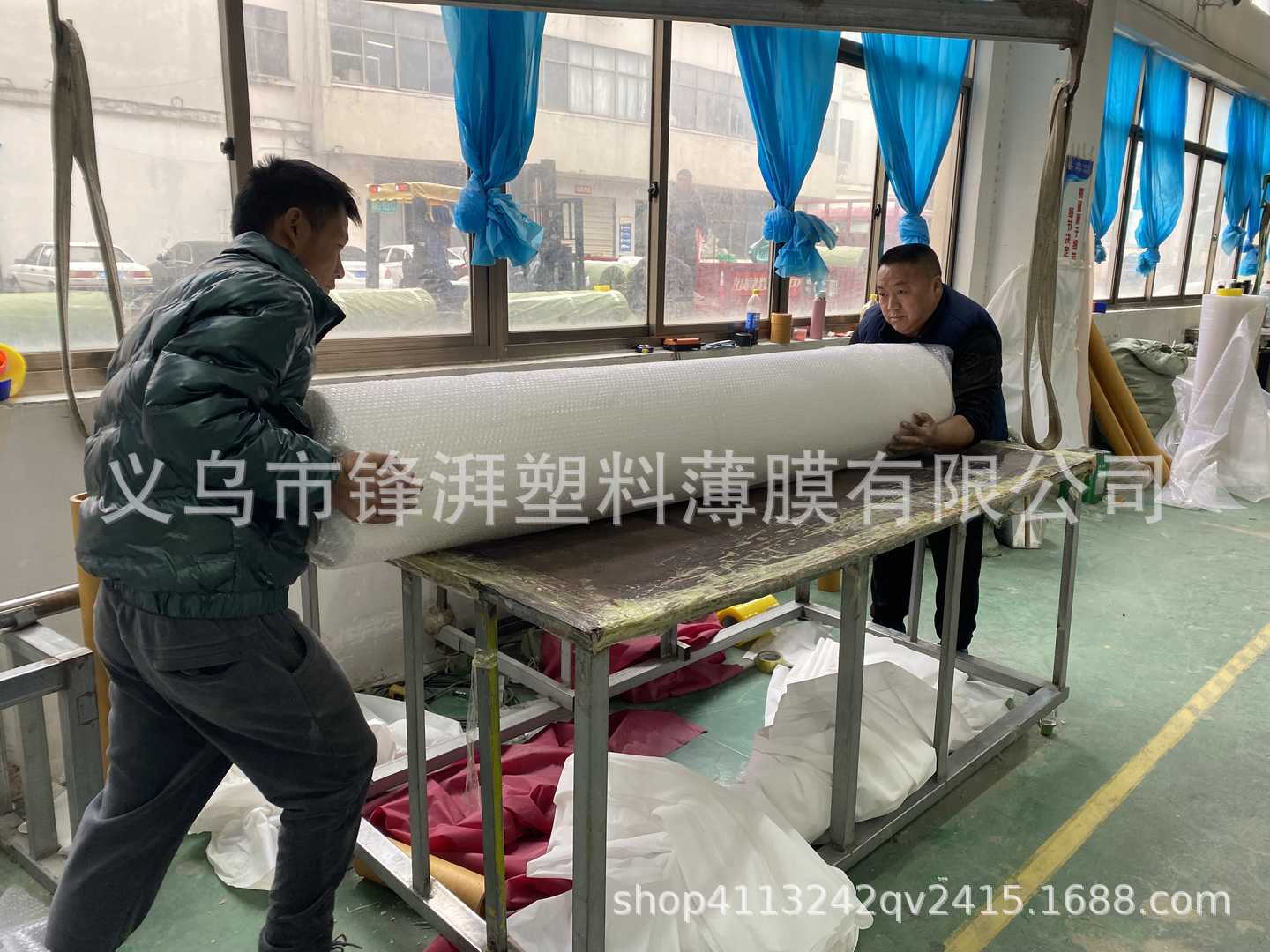 The manufacturer supplies CPE film dust covers, bath curtains, film rolls, and various specifications of plastic films, co-extruded films, and cast films pic 7