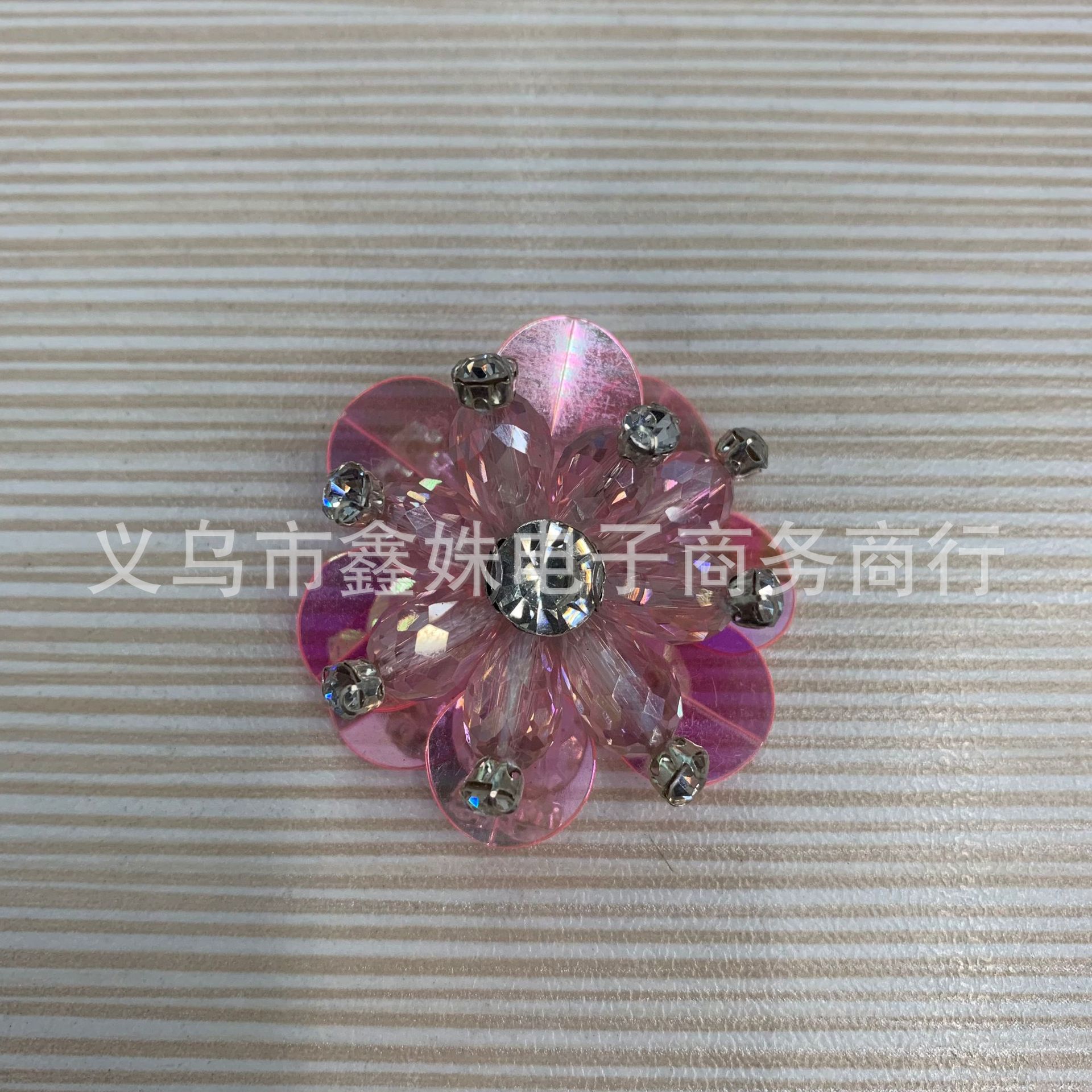 Камелия из гирлянды, гвозди с бусами, аксессуары DIY pic 25