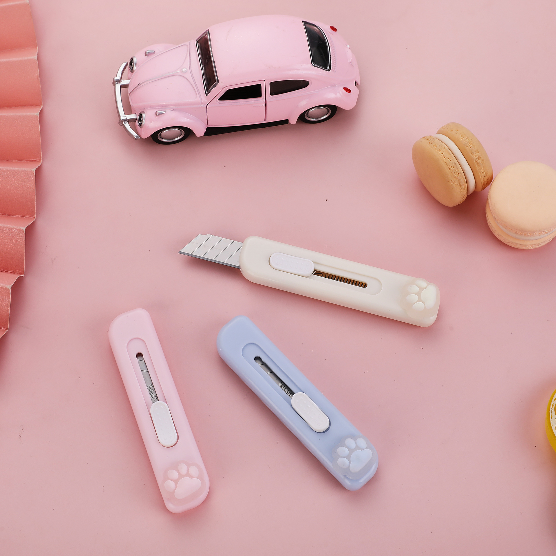 The Pioneer 8137 mini utility knife cuts the express delivery knife. The cute cat PAWS change color when exposed to light pic 4