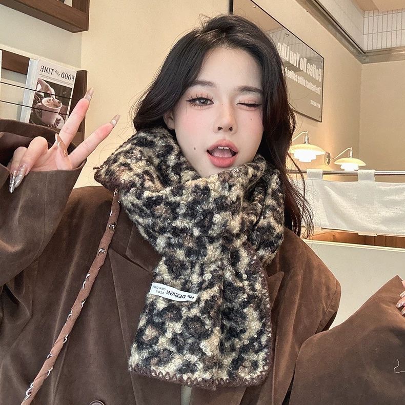 2025 Retro Hot Girl Leopard Print Scarf, thick and warm autumn and winter shawl, versatile and fashionable scarf clothing accessory pic 3
