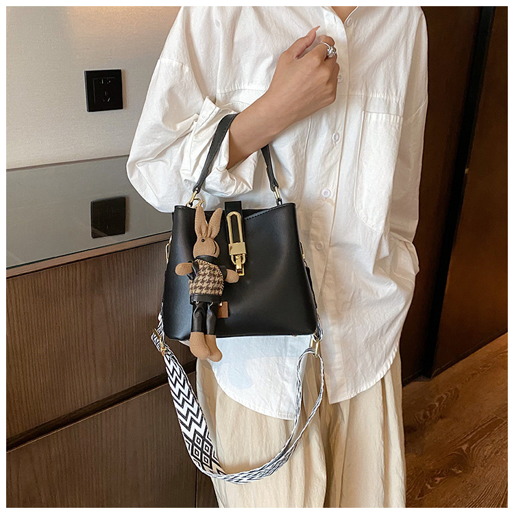 高级感大容量水桶包女2024新款潮韩系百搭宽肩带单肩包洋气斜挎包详情43