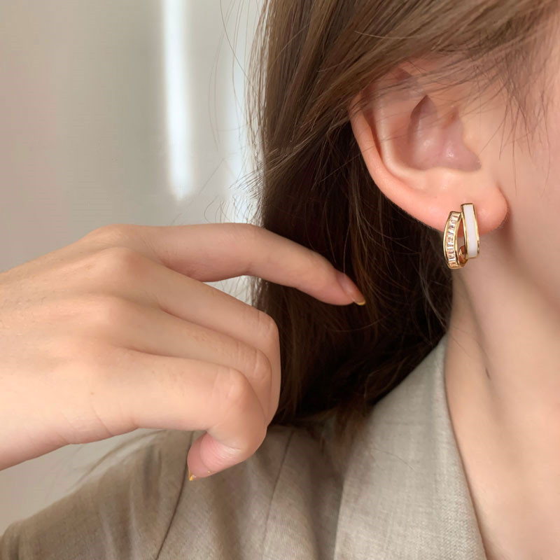 The shell double-layer stud earrings are a niche design for women. The Korean minimalist and high-end light luxury ear ring earrings are a trendy accessory pic 5