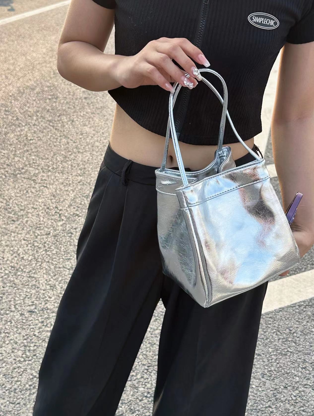 The new high-end mirror-like texture bucket bag is fashionable, versatile and trendy. The shell luster dopamine is paired with a handbag pic 5