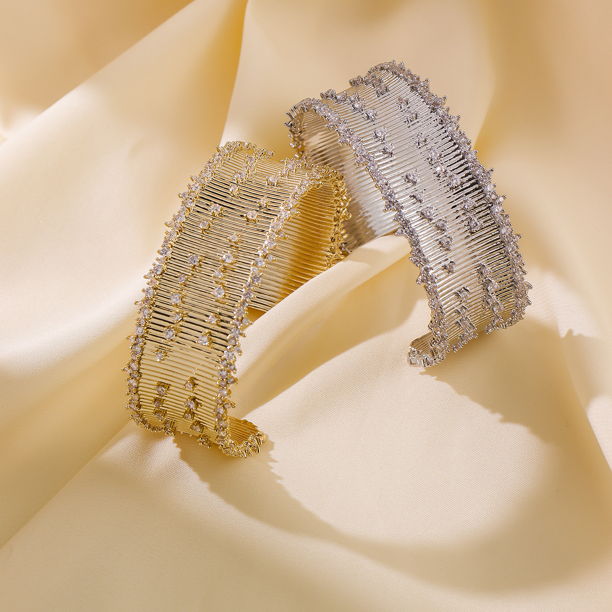 开口可调节锆石金色厚重手镯小众设计精致贵气奢华大气手镯厂家直详情3