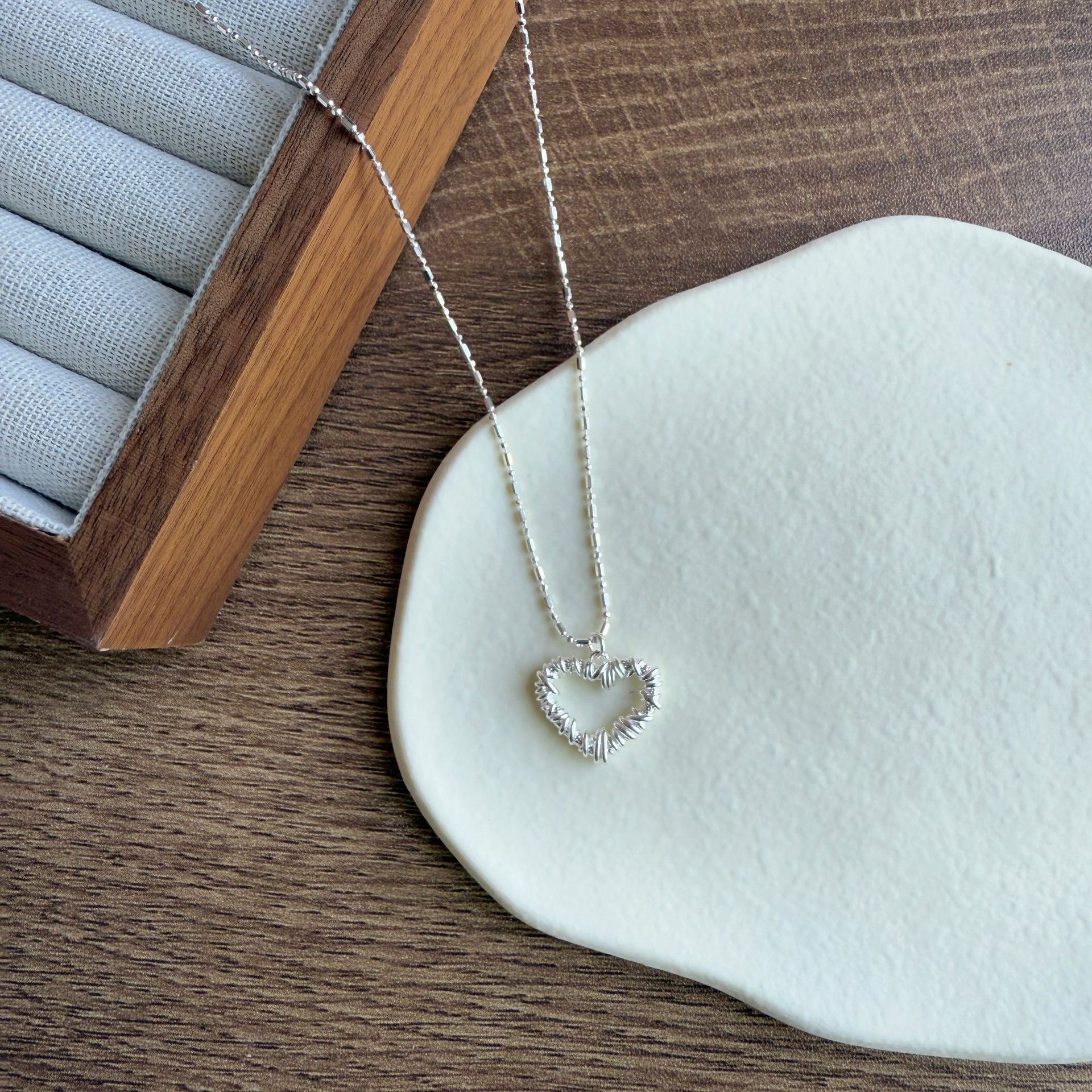 S925 sterling silver 12.8 hollowed-out heart-shaped necklace for women, a niche and fashionable minimalist cold style heart-shaped collarbone chain, trendy and versatile, elegant and stylish pic 3