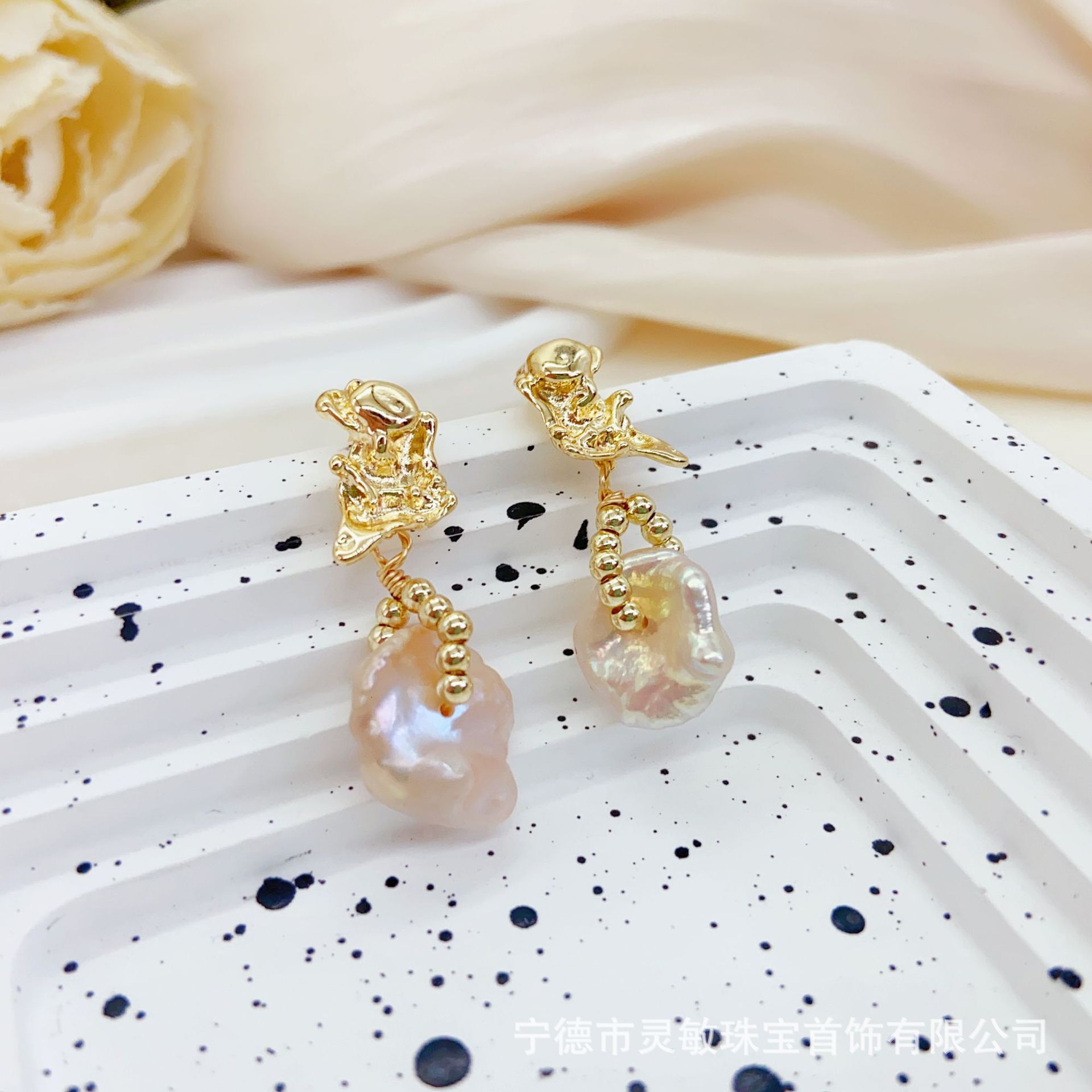 暮霞与巴洛克珍珠耳钉新款秋冬女高级感耳钉气质精致跨境详情7