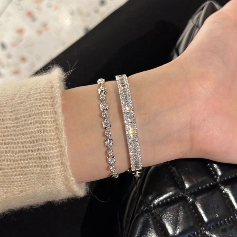 A light luxury and high-end silver full-diamond square diamond bracelet, exquisitely crafted with row diamonds, a luxurious and stylish bracelet pic 5