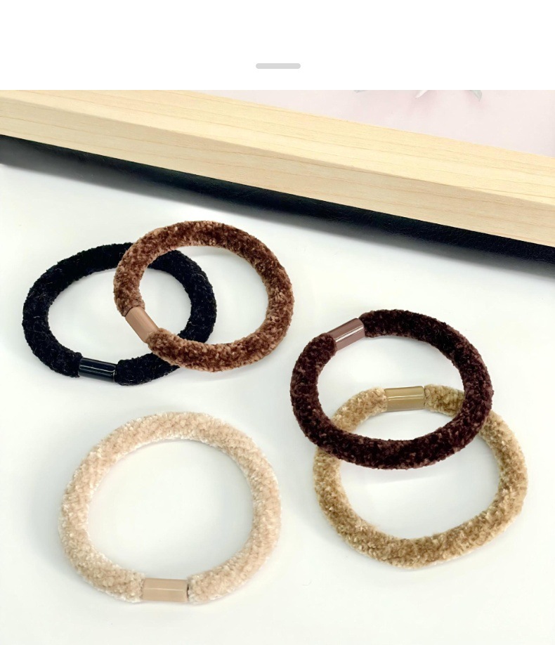 A new cross-border product, the plush hair band, is highly elastic and durable. It is a simple and elegant hair accessory for women with a high-end Korean look pic 2