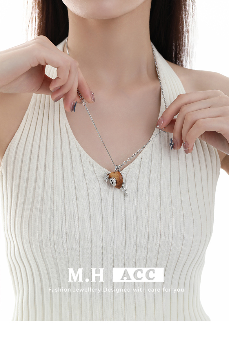 The Mu Ai Lock core necklace is an original design for women, featuring a unique and simple heart-shaped pendant necklace. It is a light luxury, fashionable and versatile collarbone chain pic 4