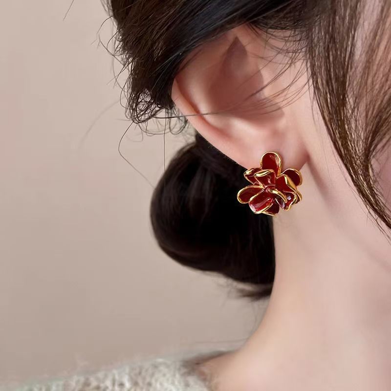Unique wine-red flower stud earrings for women 2024 new stylish autumn and winter French niche design earrings pic 2