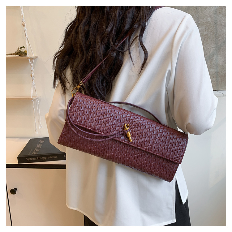 A new cross-border woven pattern single-shoulder crossbody bag with a retro texture, a hand-held baguette bag, and a versatile and elegant evening clutch pic 31