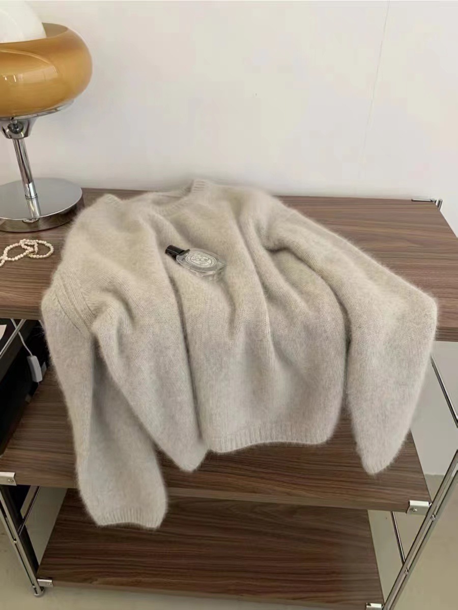 A high-end, soft and fluffy raccoon wool round-neck sweater for women in winter, thickened and laid-back style milk fufu, paired with a knitted sweater top pic 4