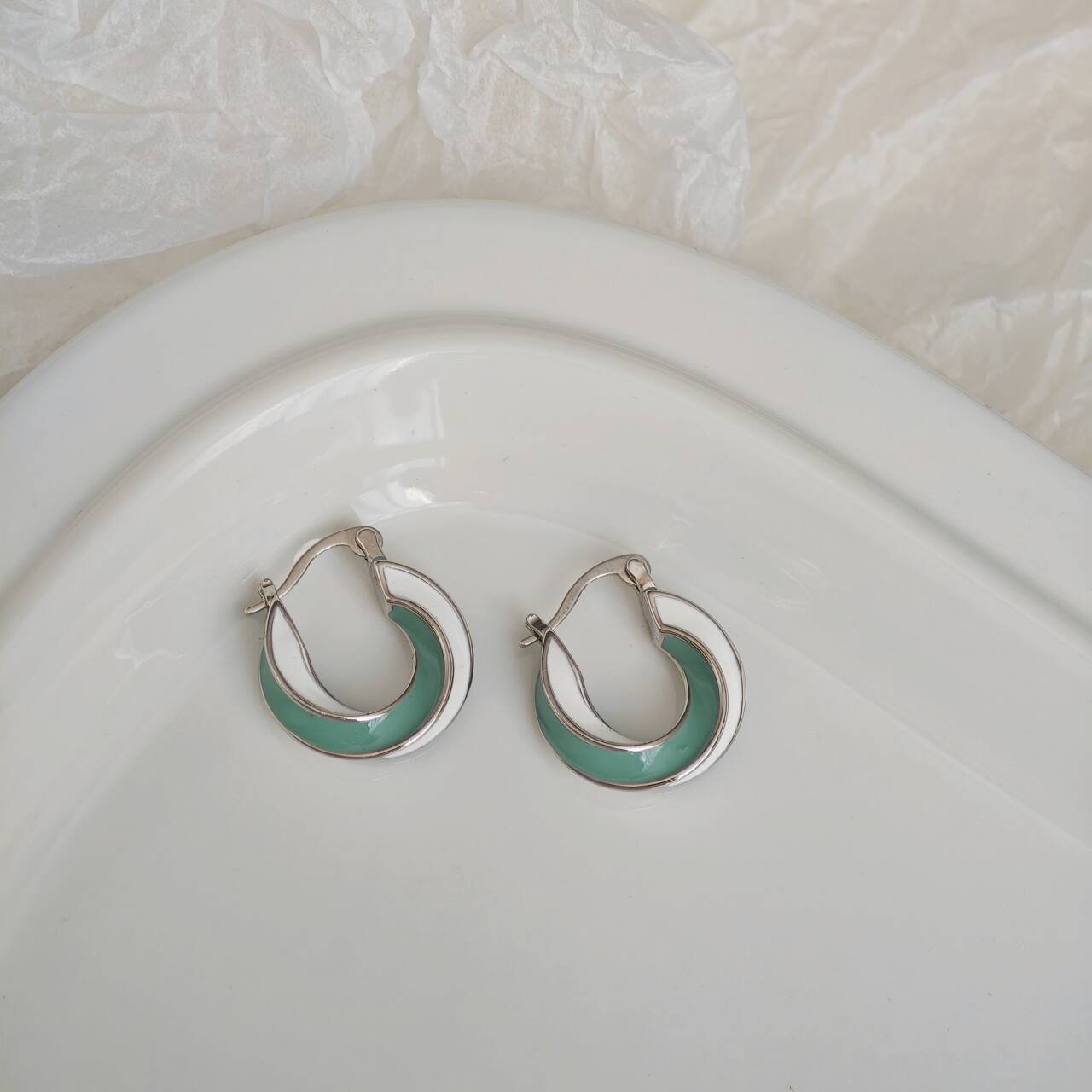 Niche ins minimalist colored drip glaze dopamine earrings, gentle and creamy C-shaped blue large circle ear rings for round faces pic 87