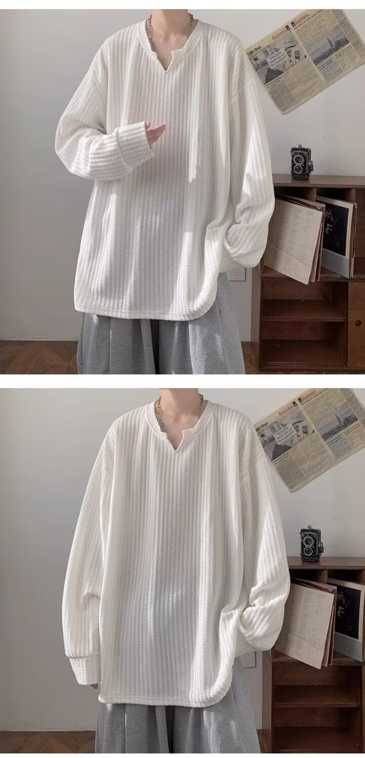 Textured V-neck long-sleeved T-shirt for men, a loose and heavyweight top from a trendy brand for spring and autumn. It exudes a cool and sophisticated vibe, paired with a base layer pic 11