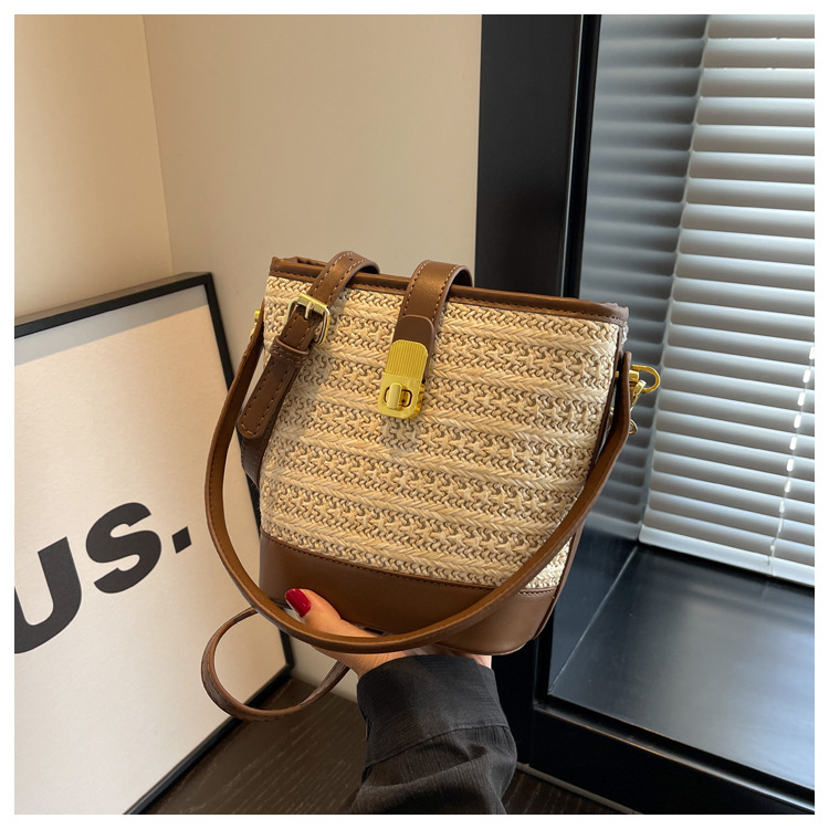 时尚手提编织包包女2023新款高级质感草编包单肩斜挎包休闲水桶包详情25