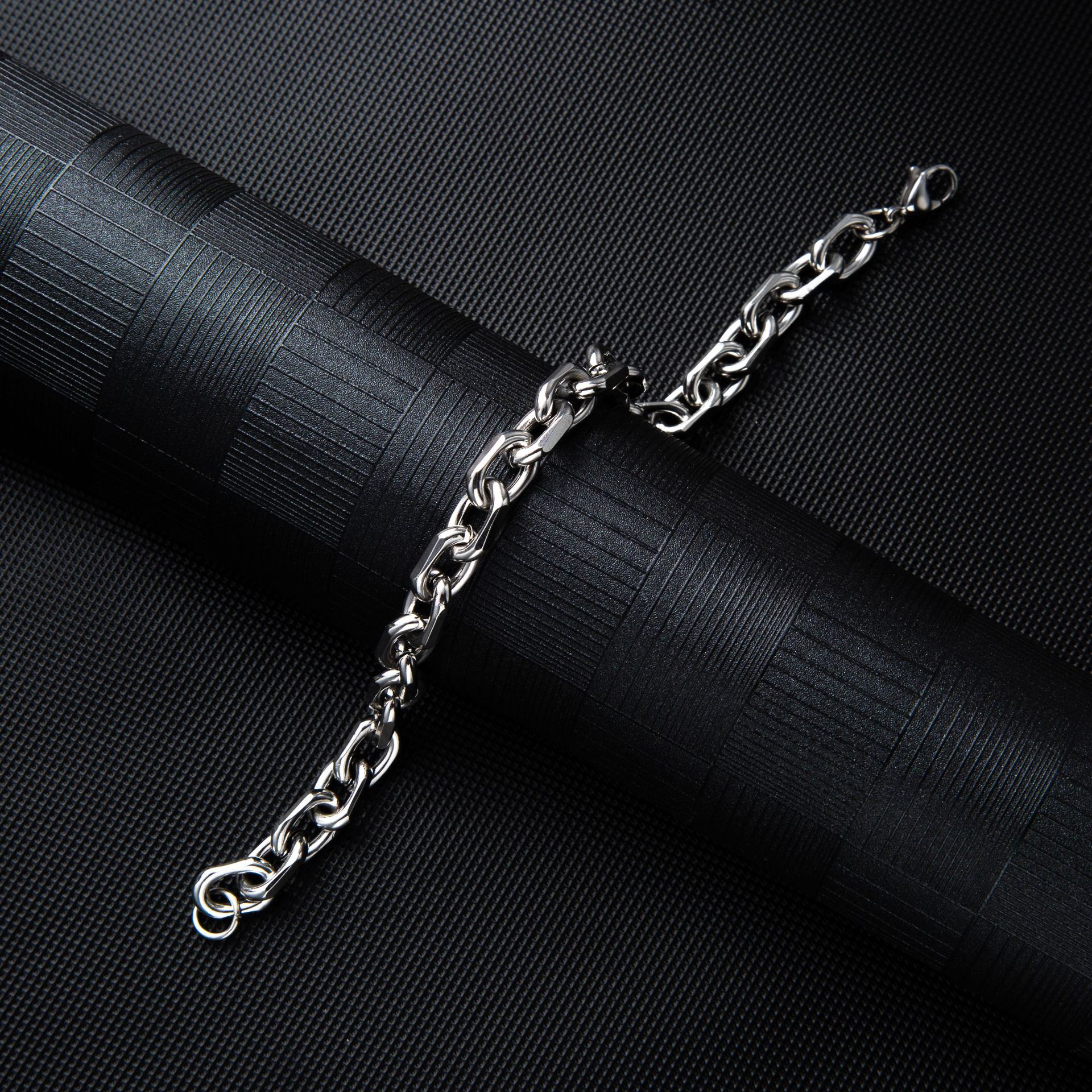 潮酷男士高品质钛钢十字手链简约气质嘻哈风个性百搭饰品手饰详情5