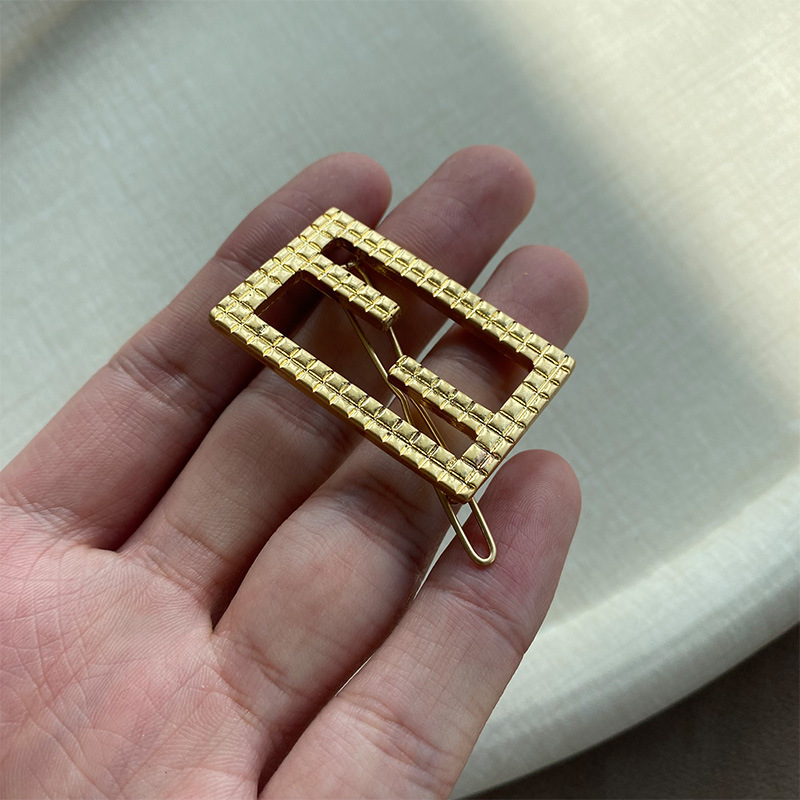 小众设计方形字母胸针饰品百搭精致高级感发夹个性时尚镀金配饰女详情3