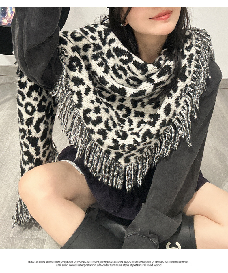 A new autumn and winter collection of leopard-print fringed scarves for women, featuring a high-end woolen triangular shawl and a retro and fashionable shawl. Wholesale from street stalls pic 14