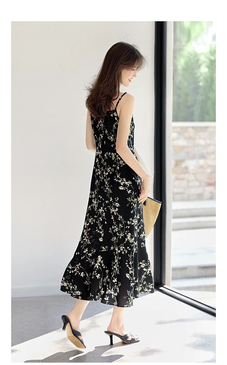 A beautiful and attractive fishtail dress for women in summer with floral patterns and a halter top pic 13