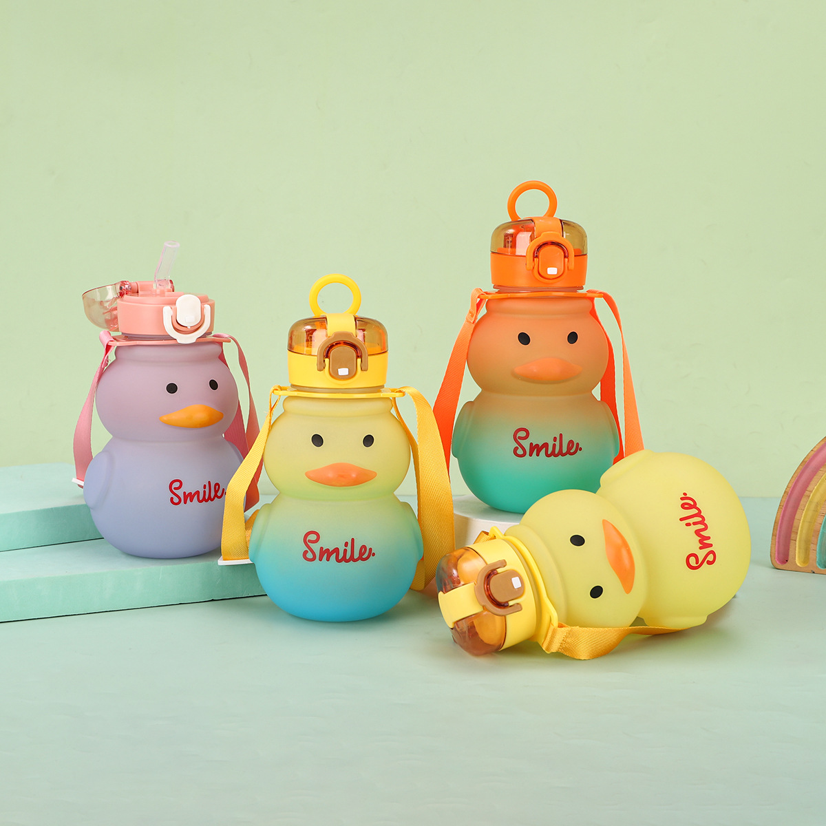 新款小容量黄色小鸭塑料杯夏季可爱学生吸管杯儿童背带子弹跳水壶详情2