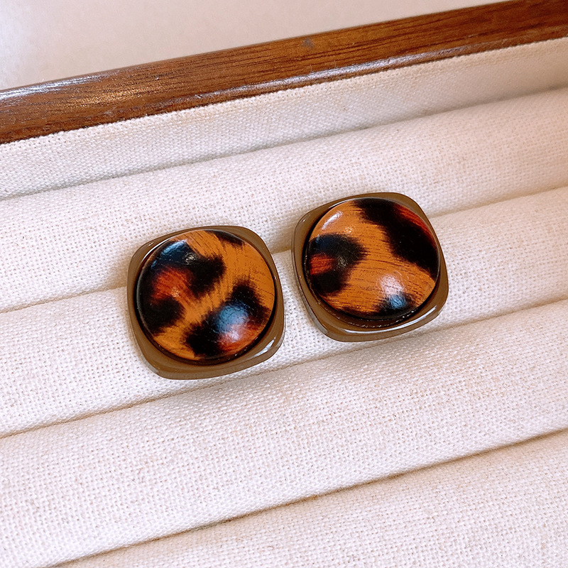 银针欧美复古皮革豹纹方形耳钉小众复古风耳环跨境气质高级感耳饰详情3