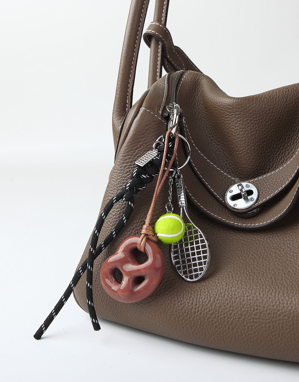 Cross-border bag pendants, accessories, cross-border keychains, retro gold tennis rackets, MIU-style woven ropes, DIY pic 3