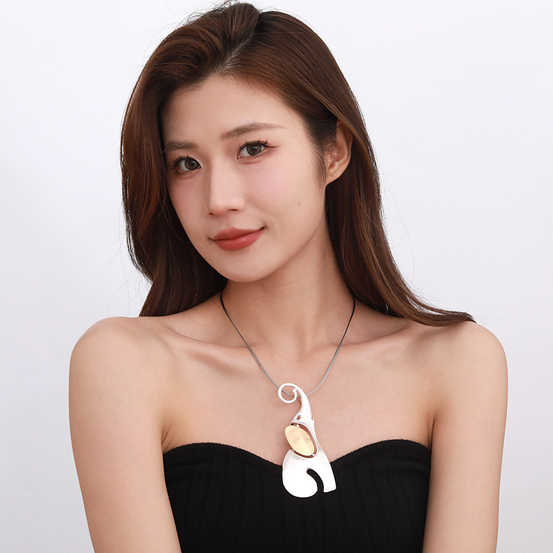 亚马逊跨境专供新款时尚个性独特小众撞色合金吊坠女士高级锁骨链详情5