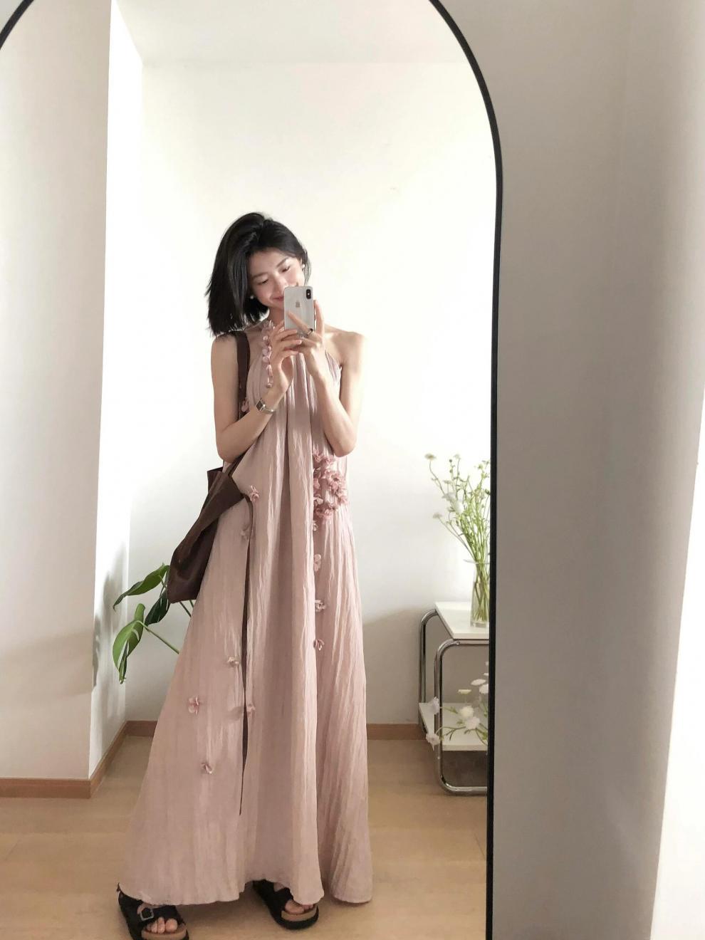 设计感褶皱花朵挂脖吊带连衣裙慵懒风氛围感超仙大摆度假沙滩长裙详情8