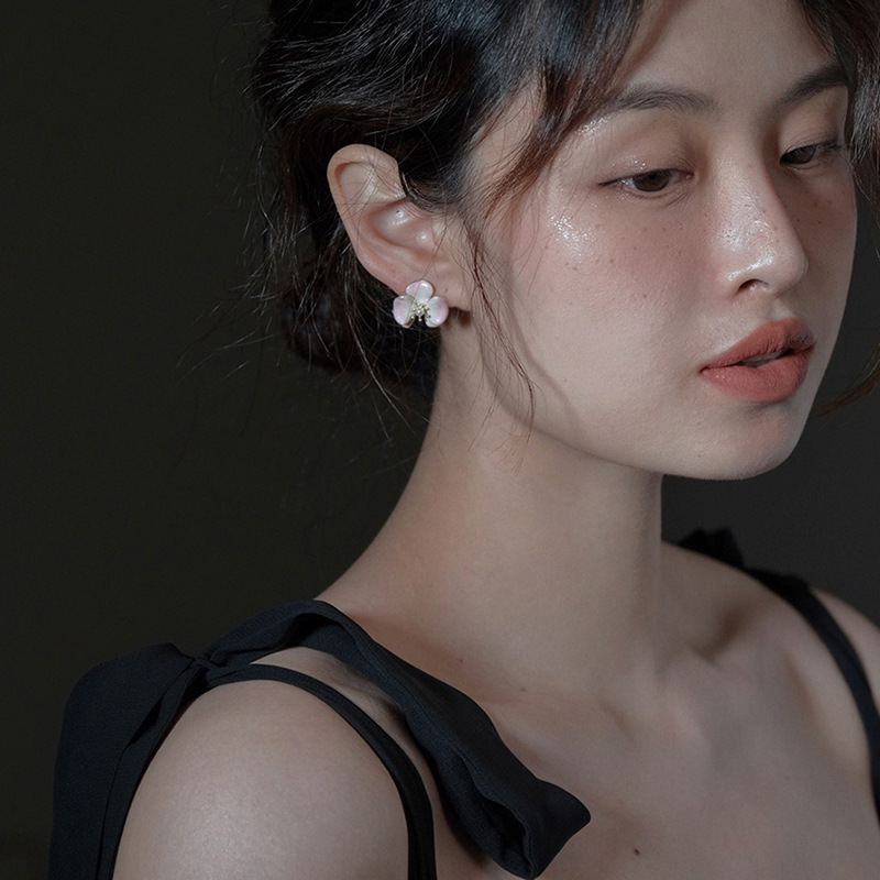 2024年新款小清新彩色滴釉花朵耳夹925银针ins风小众通勤百搭耳钉详情3