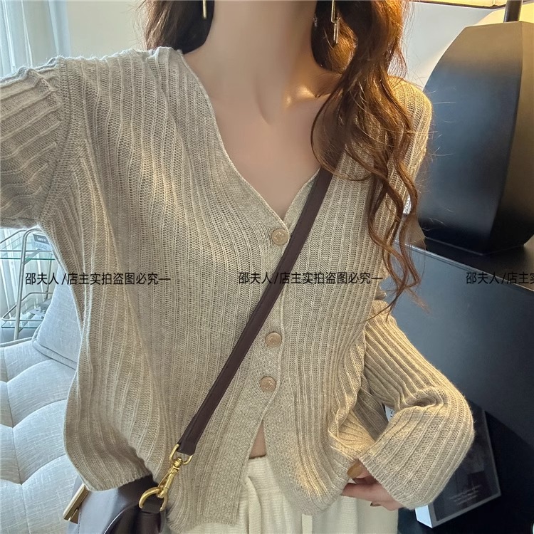 2024年新款女装秋季韩版薄款V领长袖针织开衫 宽松显瘦短款外穿上衣 女装加工精致时尚详情12