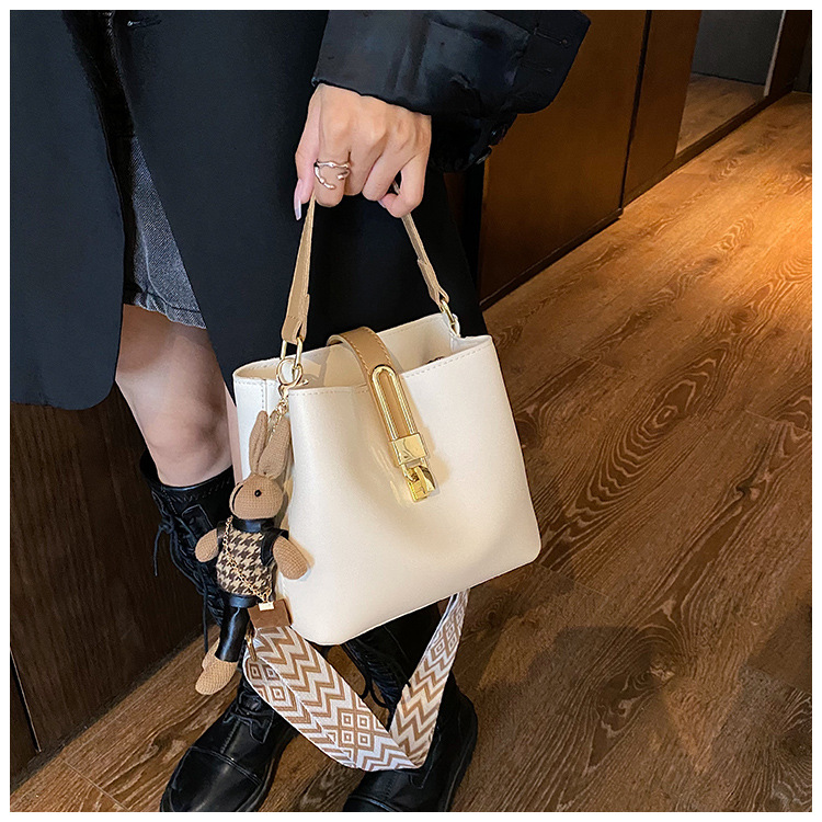 高级感大容量水桶包女2024新款潮韩系百搭宽肩带单肩包洋气斜挎包详情22