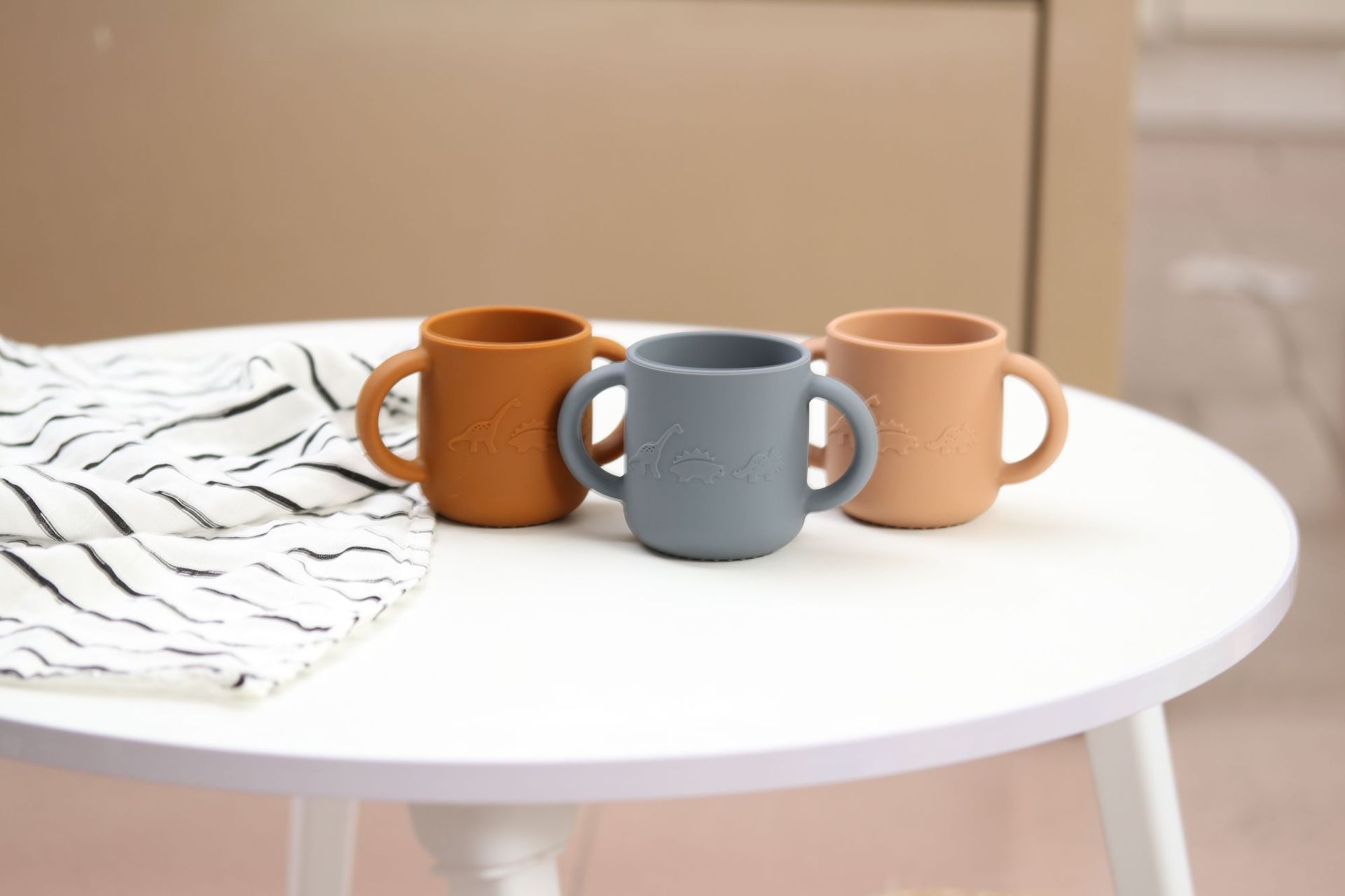 「母婴好物」宝宝防摔水杯卡通恐龙双柄水杯食品级硅胶学饮水杯详情2