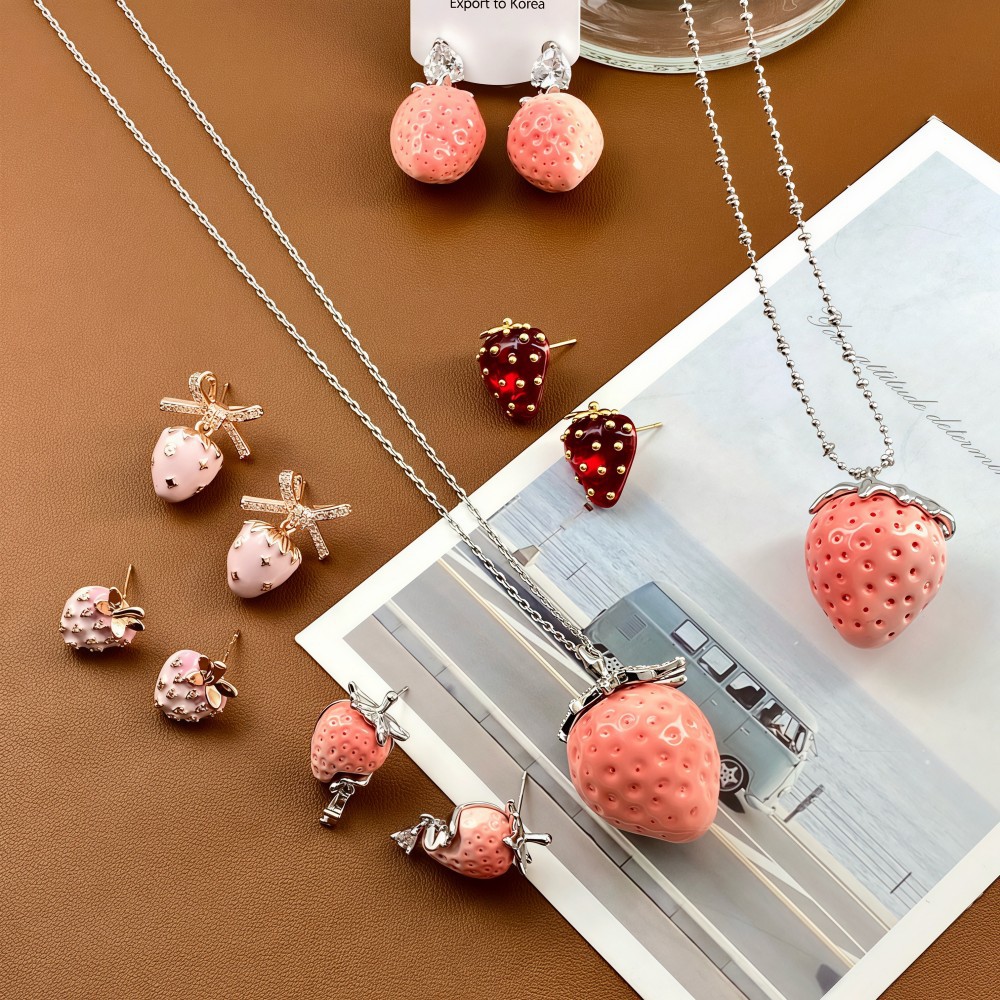 Sweet velvet strawberry necklace, niche design sense, girlish heart, collarbone chain, light luxury and exquisite necklace wholesale pic 3