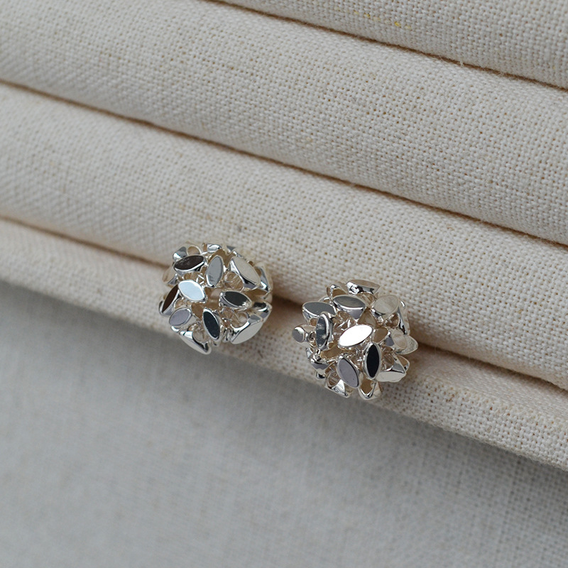 墙裂推荐小众ins风多切面闪亮银色镂空花球日常简约气质耳钉耳饰详情1