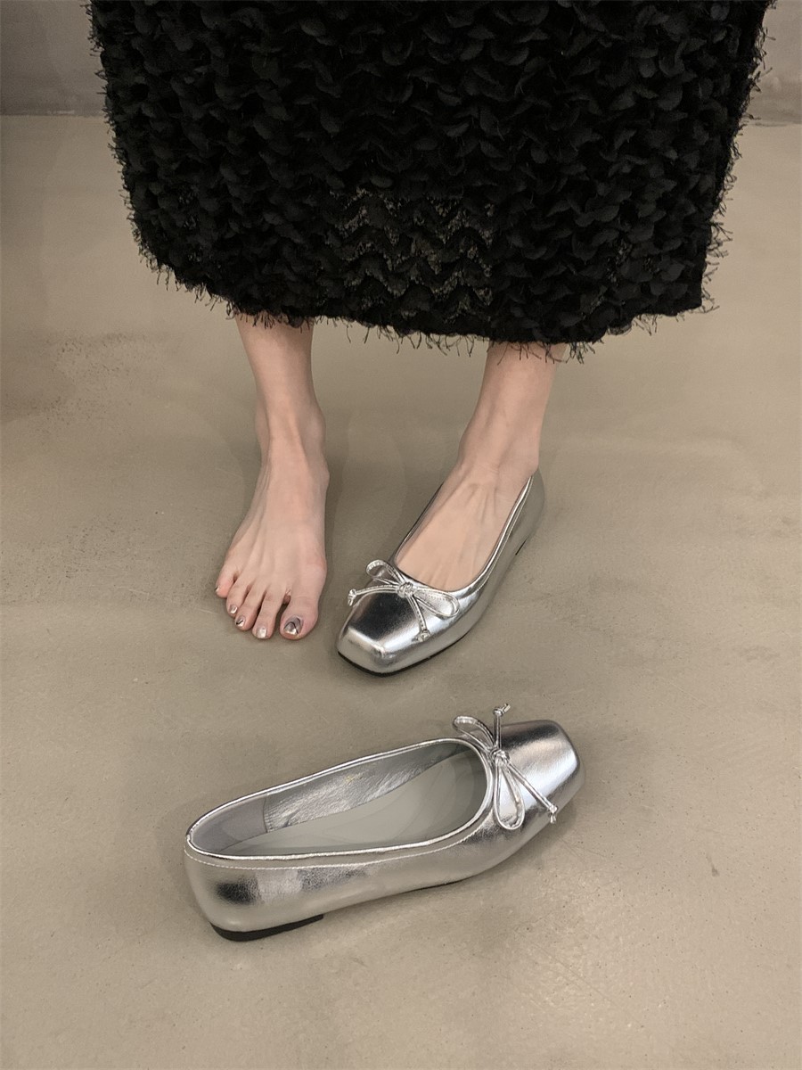 Silver single shoe with a shallow bow, a new French gentle evening style flat ladle for women in the spring of 2025 pic 4