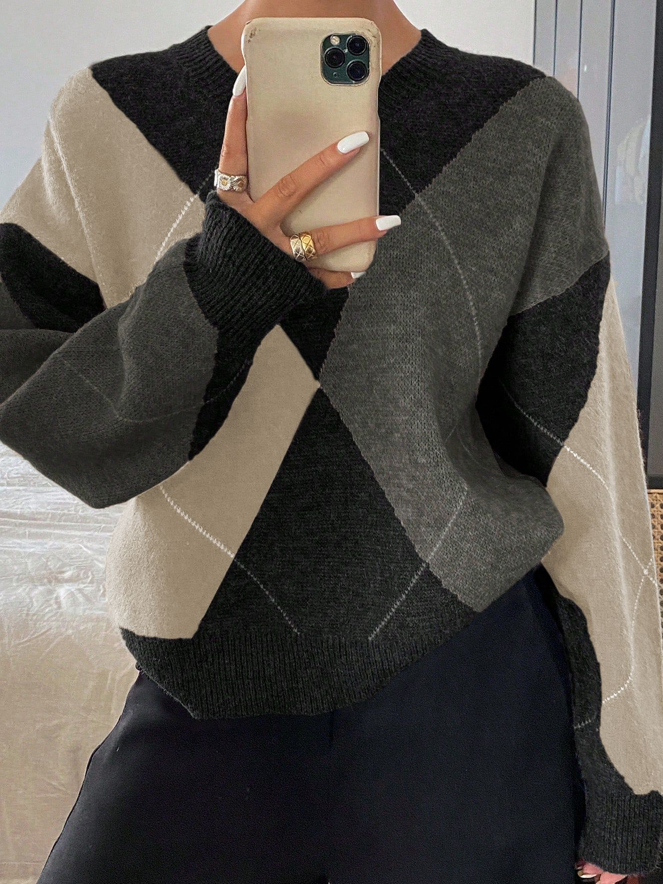A retro color-blocking diamond-shaped V-neck sweater for women, a laid-back Korean-style knitted sweater, a casual and fashionable base layer for a trendy top pic 23