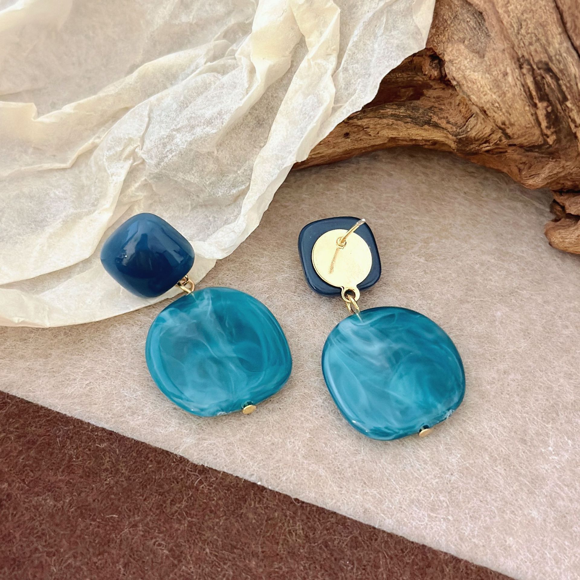 The gentle and fair design of the crystal mist blue, fashionable and simple, with contrasting color textures, square geometric lake blue earrings and ear clips pic 9