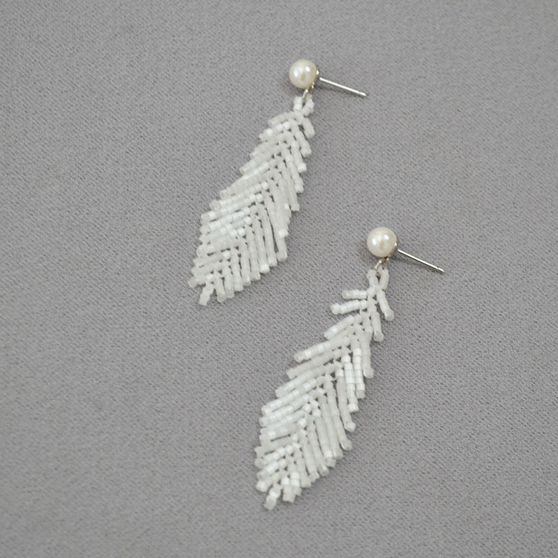 欧美小众设计简约白色羽毛古董珠手工编织个性气质高级感耳环耳饰详情9