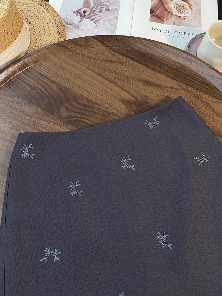 A small chanel-style grey high-waisted, slimming embroidered skirt for women in the spring of 2025, a new casual and versatile long dress pic 11