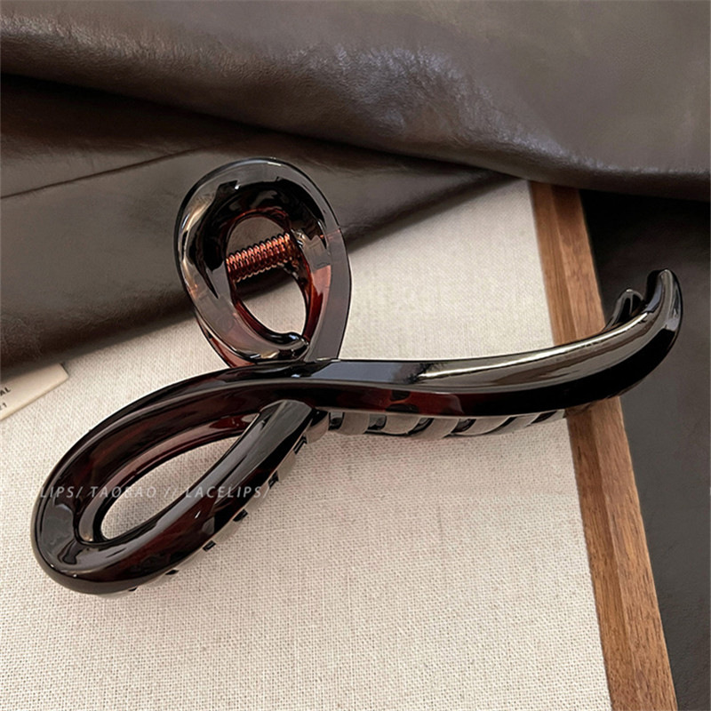 The high-end Maillard grab clip is a large female 2024 new style, featuring a shark clip at the back of the head and a stylish hair accessory for autumn pic 2