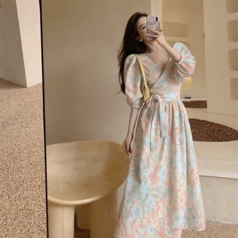 The floral print dress, with a light mature style, exudes a high-end and youthful charm. It features a fashionable design with a cinched waist and straps, making you look like a goddess in summer pic 2