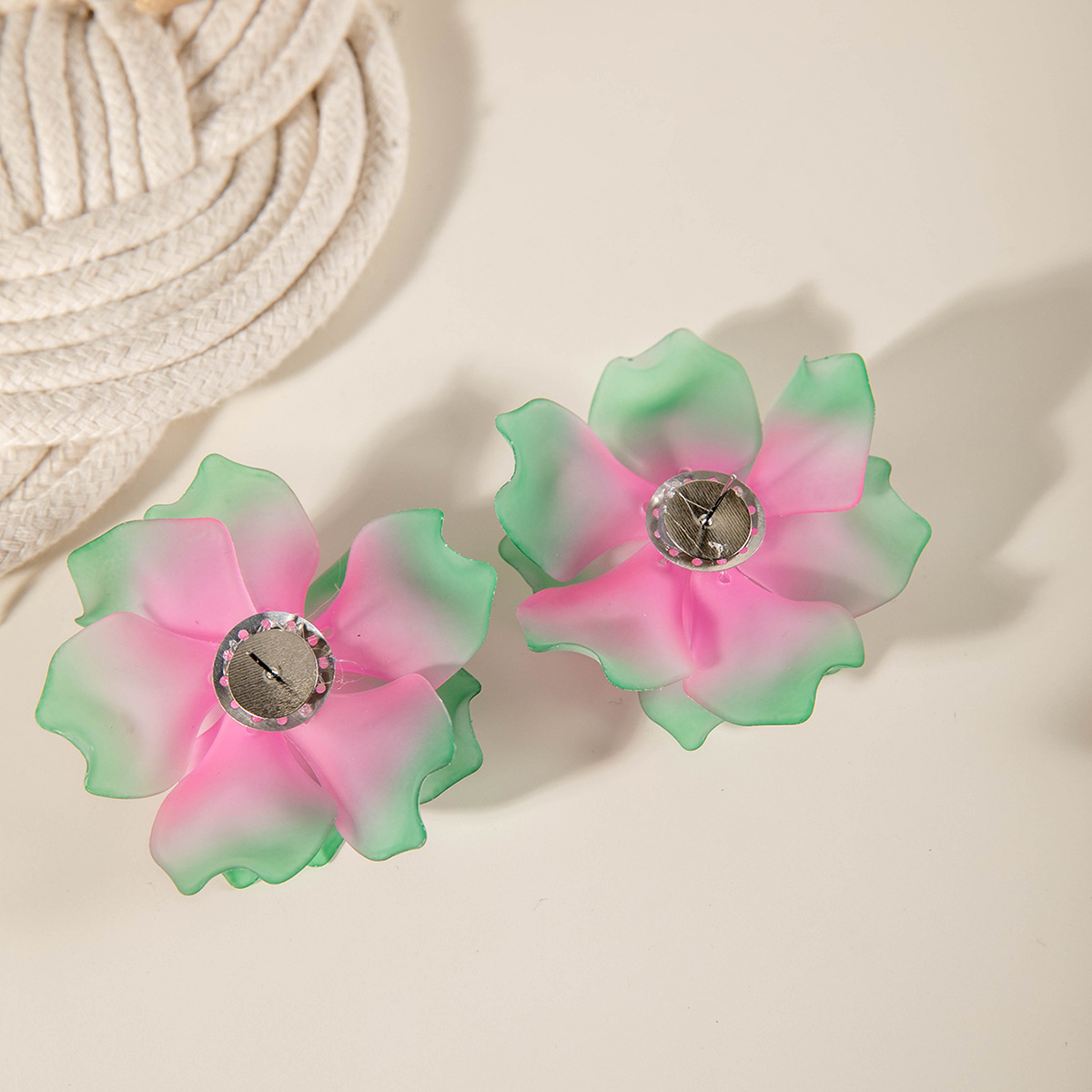 亚马逊跨境清新甜美彩色树脂花瓣花朵耳钉气质多巴胺 耳环耳饰女详情30